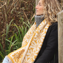 Load image into Gallery viewer, Yellow retro daisy jacquard scarf
