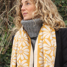 Load image into Gallery viewer, Yellow retro daisy jacquard scarf
