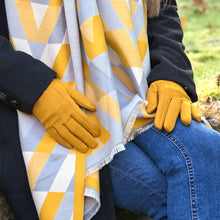 Load image into Gallery viewer, Mustard faux suede stitch detail gloves
