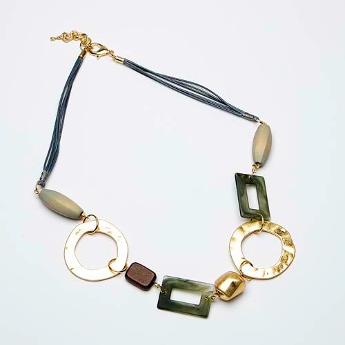 Short necklace with metal, wood and bead details