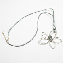Load image into Gallery viewer, Flower Pendant Necklace
